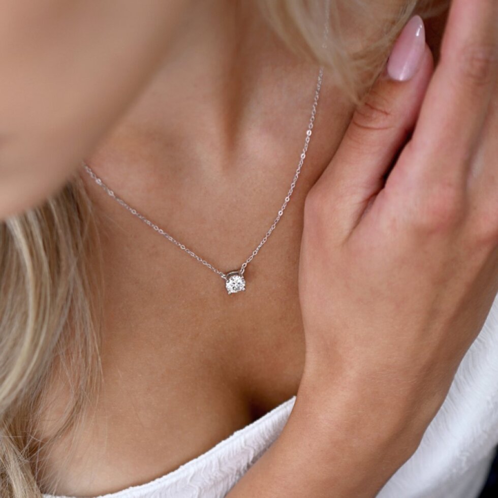 Stříbrný náhrdelník ELEN 12M00005 moissanite