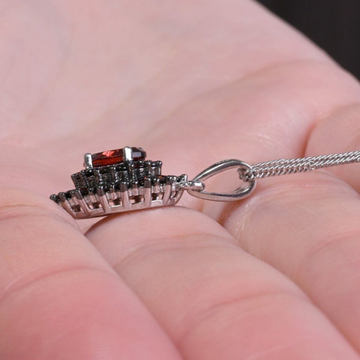 Stříbrný náhrdelník luxusní s granátem 12091.3