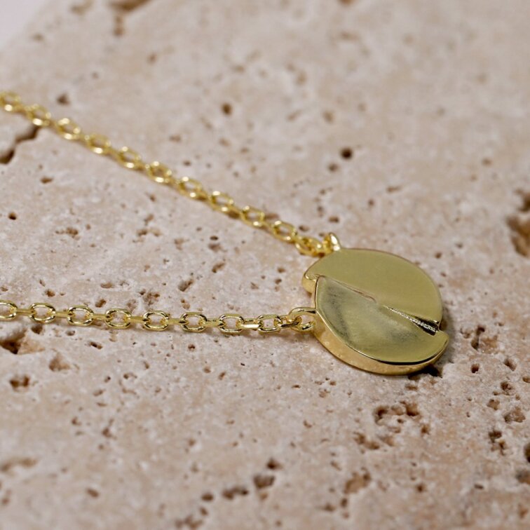 Pozlátený náhrdelník s rozpolenou placičkou 62051