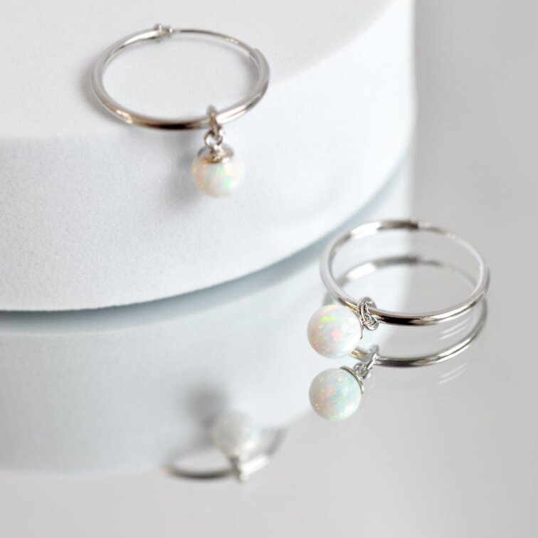 Strieborné náušnice kruhy s guličkou z bieleho syntetického opálu 11410.1 white