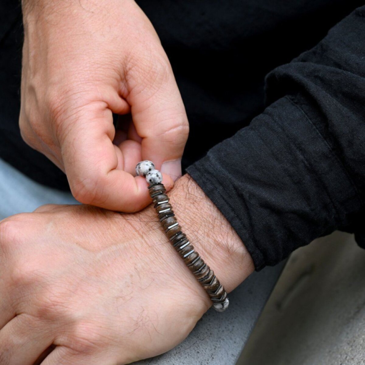 Bižuterní náramek s minerálním kamenem a dřevem 53062.3