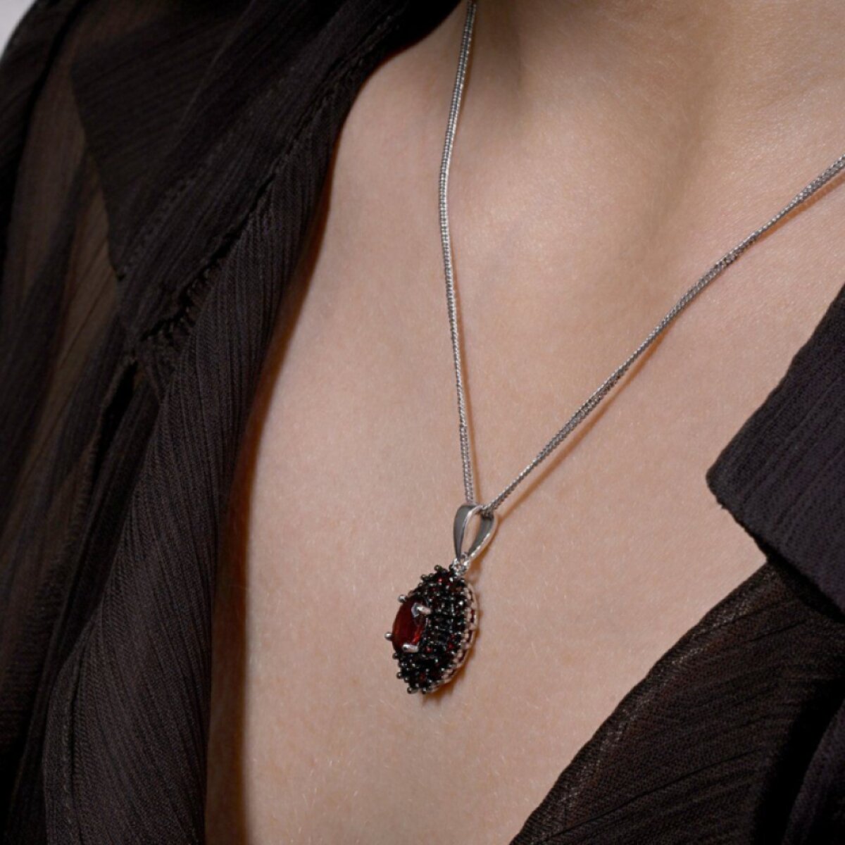 Stříbrný náhrdelník luxusní s granátem 12091.3