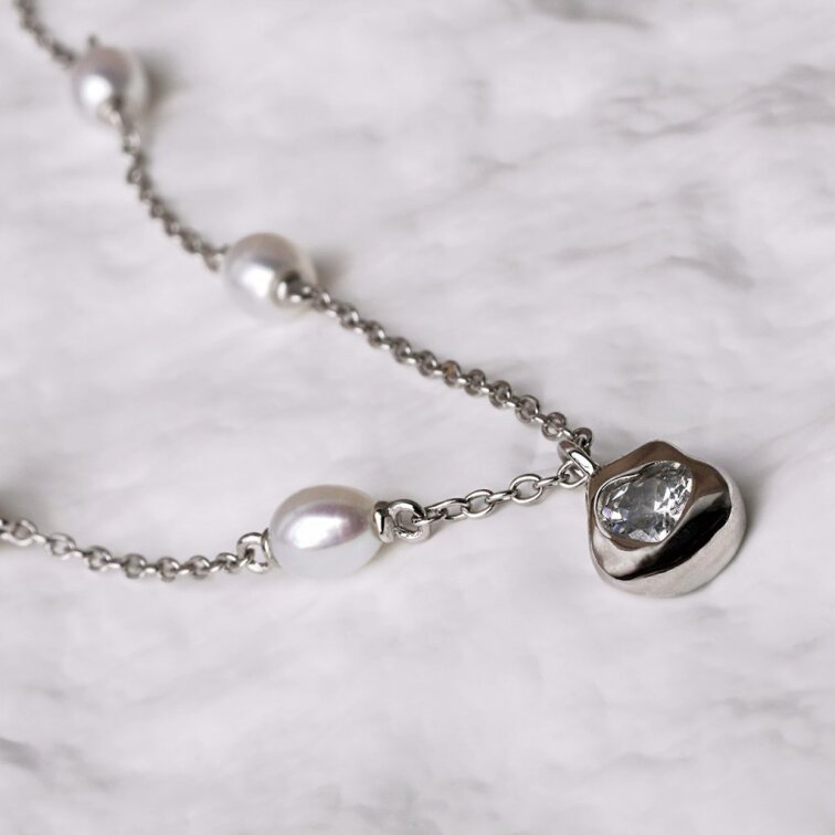 Strieborný náhrdelník s riečnymi perlami a srdiečkom 22058.1