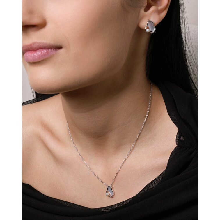 Stříbrné náušnice nepravidelného tvaru s říční perlou 21120.1