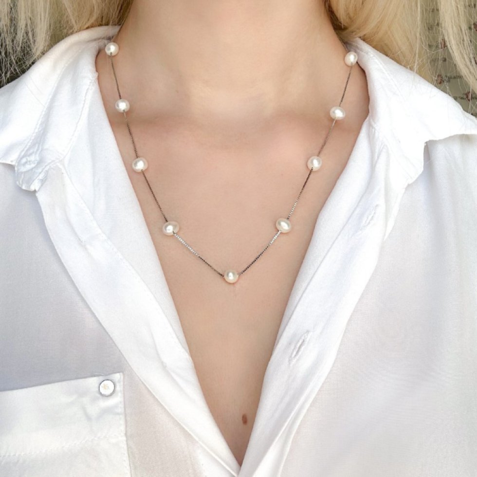 Stříbrný náhrdelník s oválnými říčními perlami na řetízku 22043.1