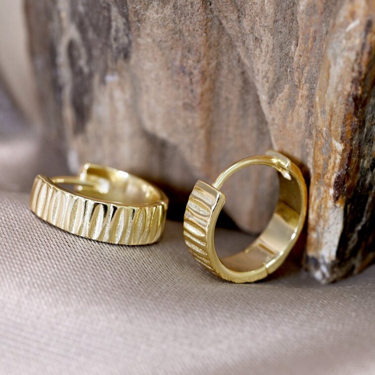 Pozlátené strieborné náušnice kruhy plastický vzor 61089