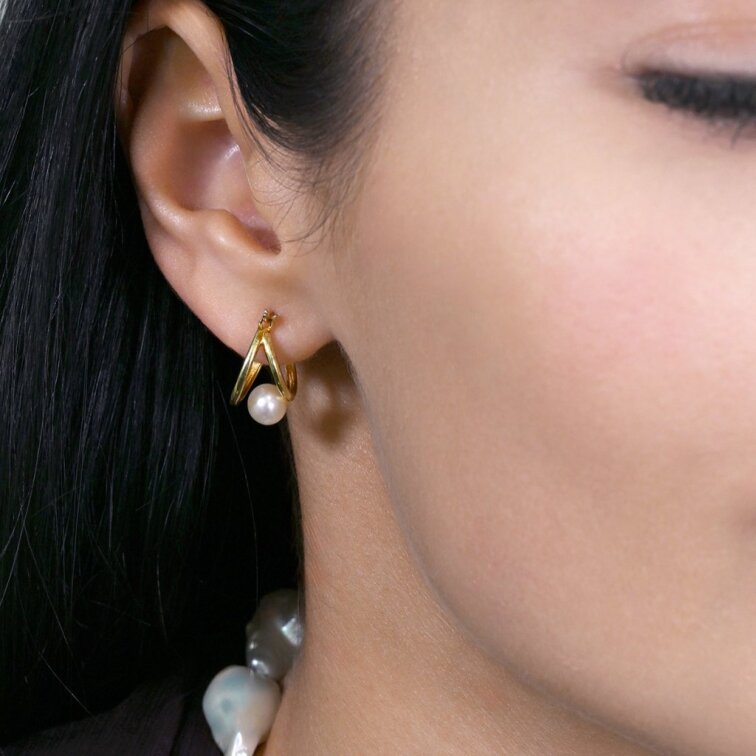 Pozlátené náušnice kruhy s bielou riečnou perlou 21130.1