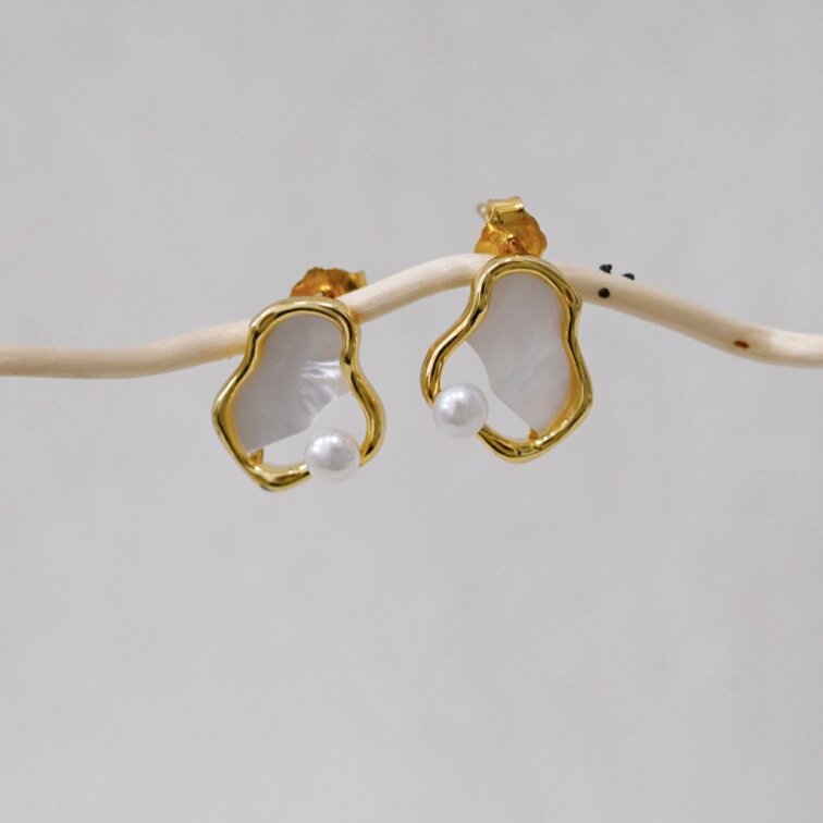 Pozlátené náušnice nepravidelného tvaru s riečnou perlou 21120.1