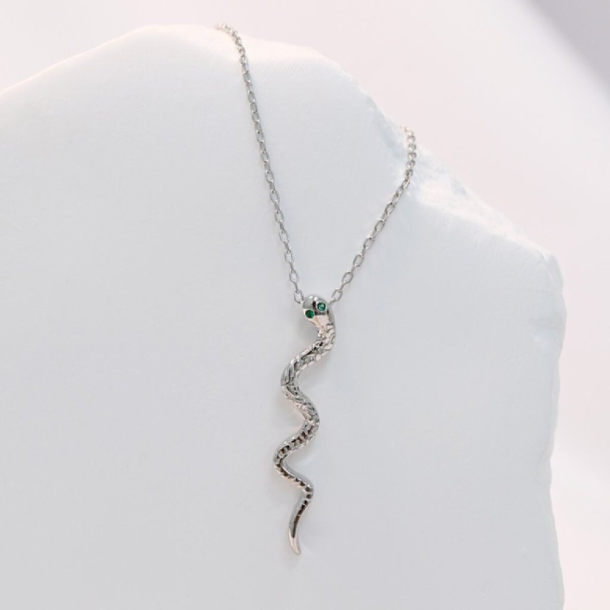 Stříbrný náhrdelník had se zelenými zirkony 12152.3 green