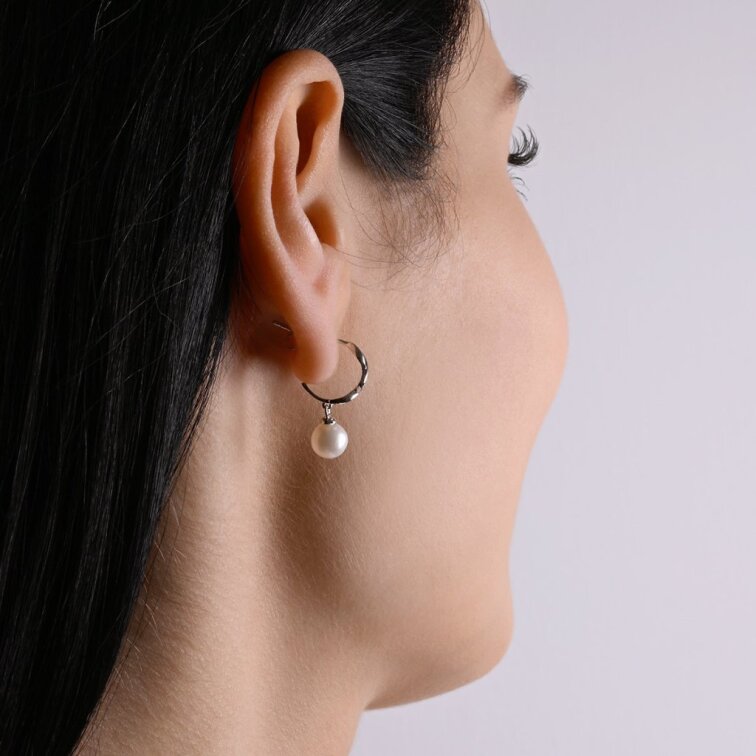 Strieborné náušnice kruhy so zavesenou riečnou perlou 21125.1