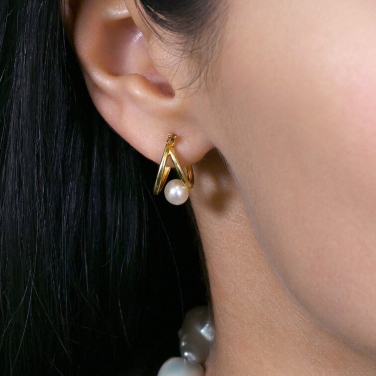 Pozlátené náušnice kruhy s bielou riečnou perlou 21130.1