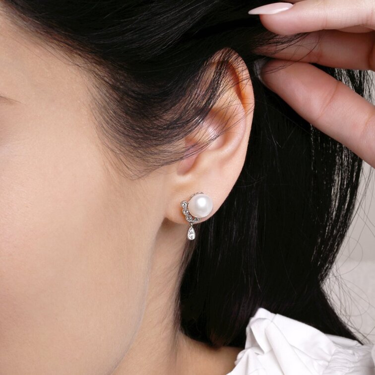 Strieborné ozdobné náušnice s riečnou perlou 21122.1