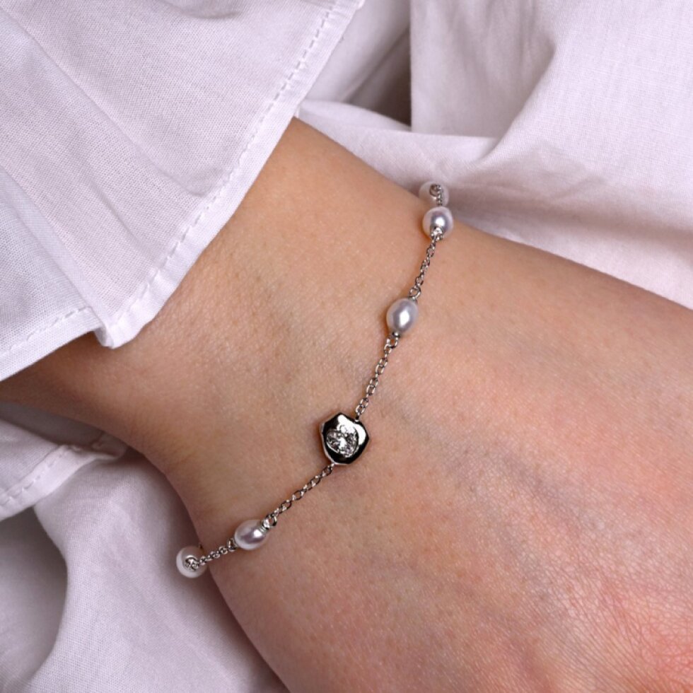 Strieborný náramok s riečnymi perlami 23032.1