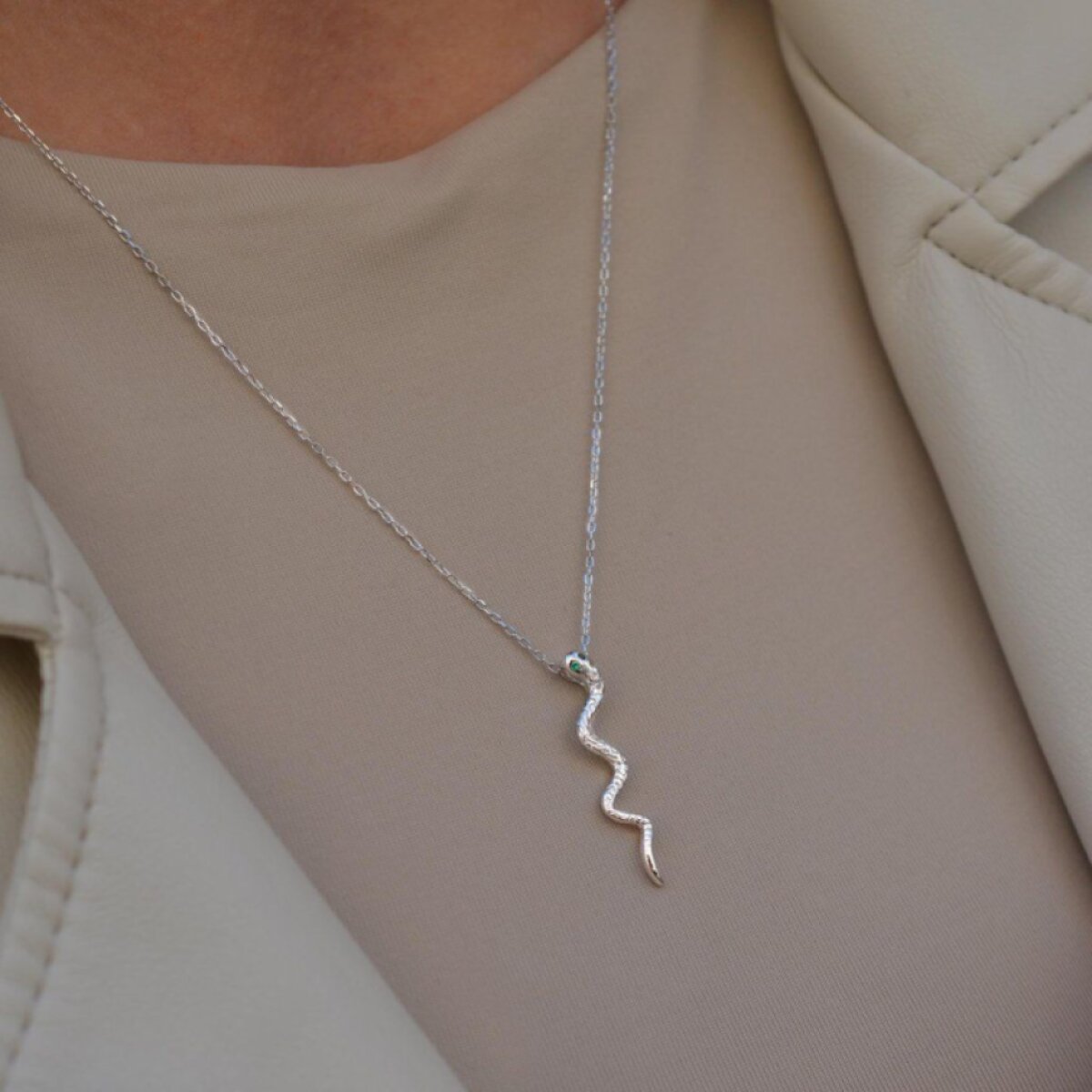 Stříbrný náhrdelník had se zelenými zirkony 12152.3 green