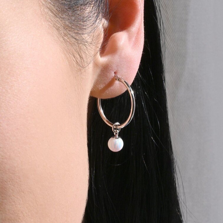 Strieborné náušnice kruhy s guličkou z bieleho syntetického opálu 11410.1 white