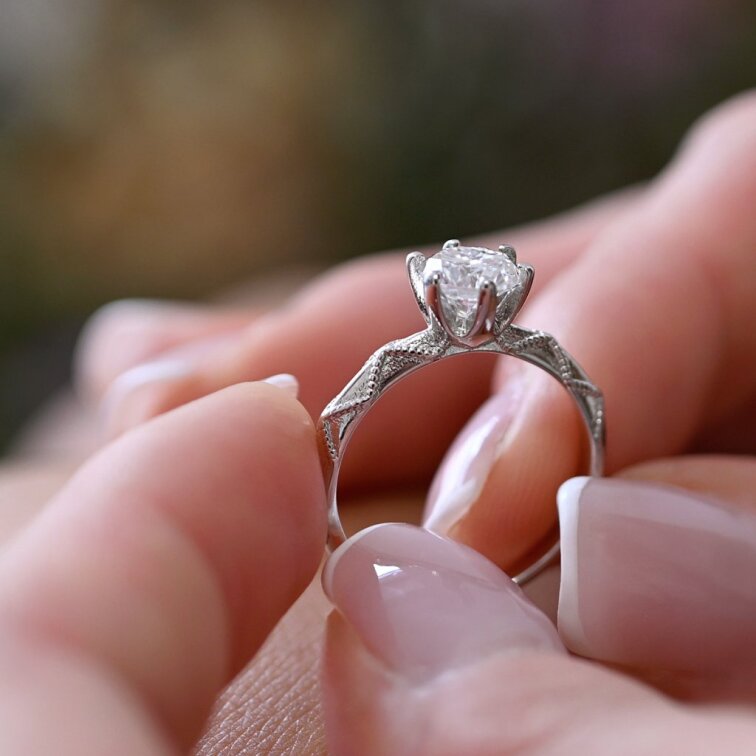 Stříbrný prsten MIA s ornamentem 15M00005 moissanite