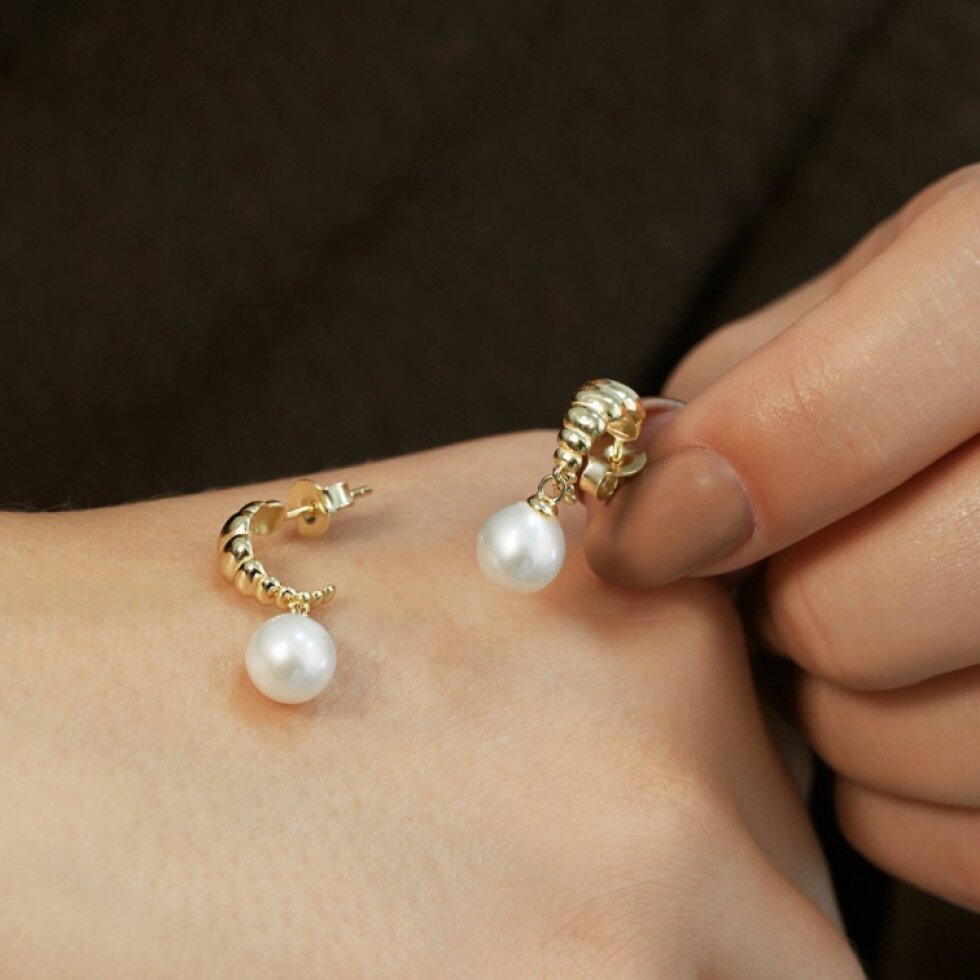 Pozlacené náušnice kruhy se zavěšenou říční perlou 21126.1