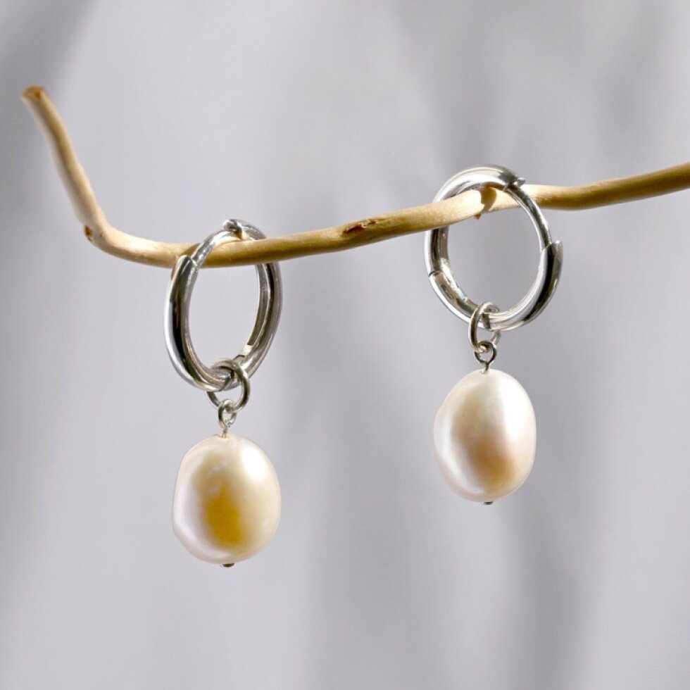 Strieborné náušnice kruhy s visiacou bielou riečnou perlou baroko 21106.1