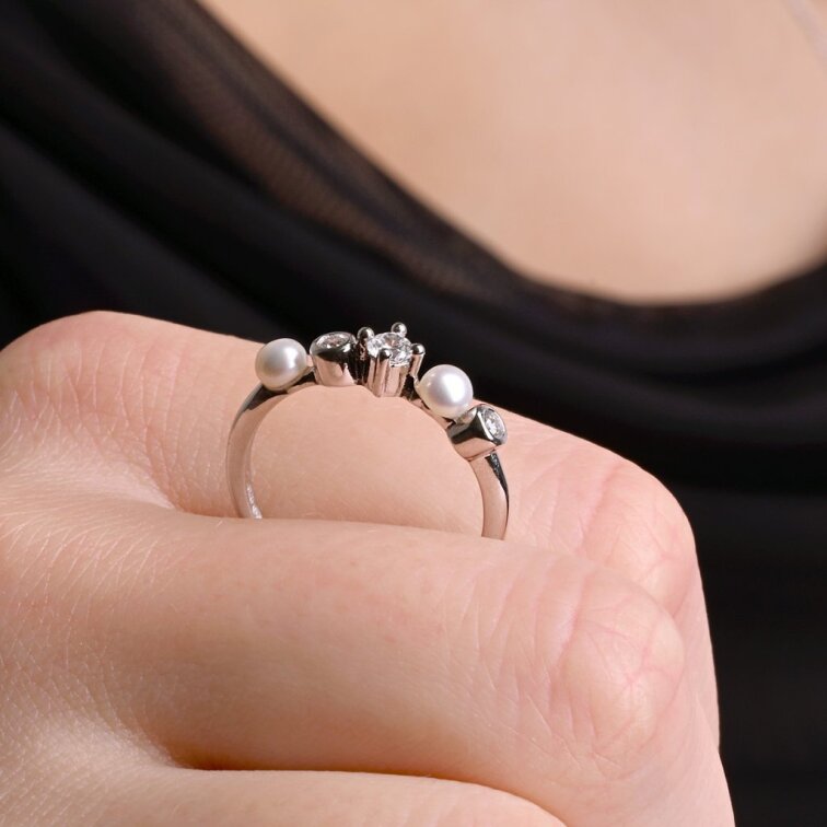 Strieborný prsteň s riečnymi perlami a zirkónmi 25007.1