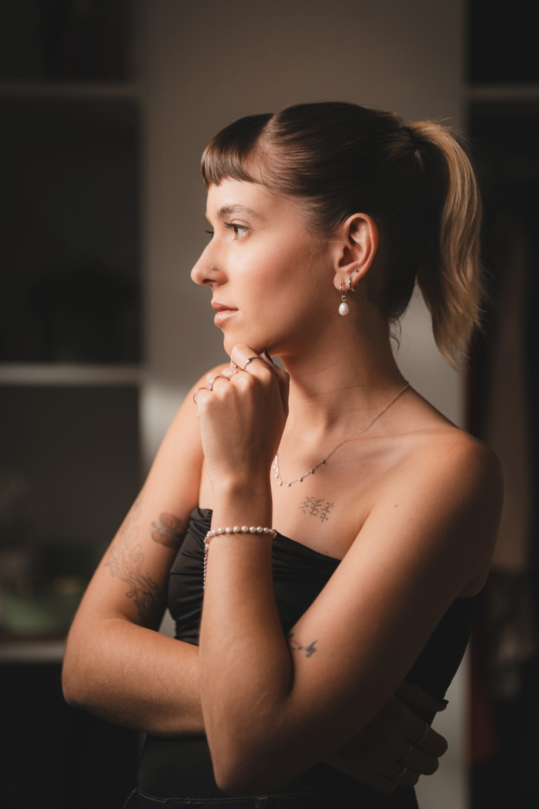 Pozlacené ozdobné náušnice s říční perlou 21122.1