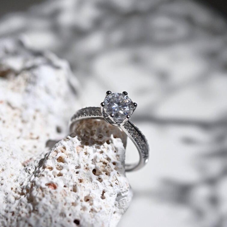 Stříbrný prsten MIA zdobený 15M00007 moissanite