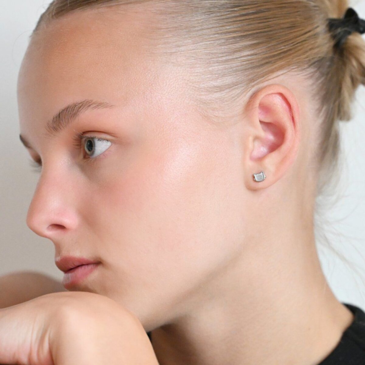 Stříbrné náušnice kočky s perletí 11711.1