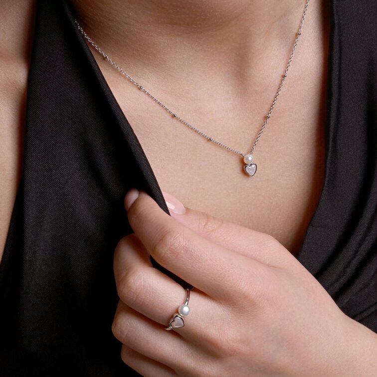 Strieborný prsteň s riečnou perlou a srdcom 25004.1