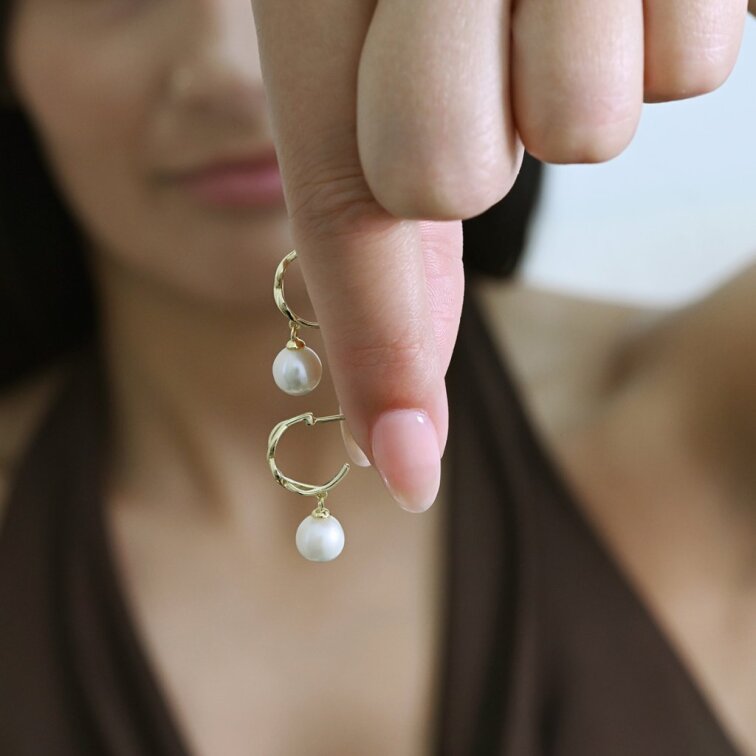 Pozlacené náušnice kruhy se zavěšenou říční perlou 21125.1