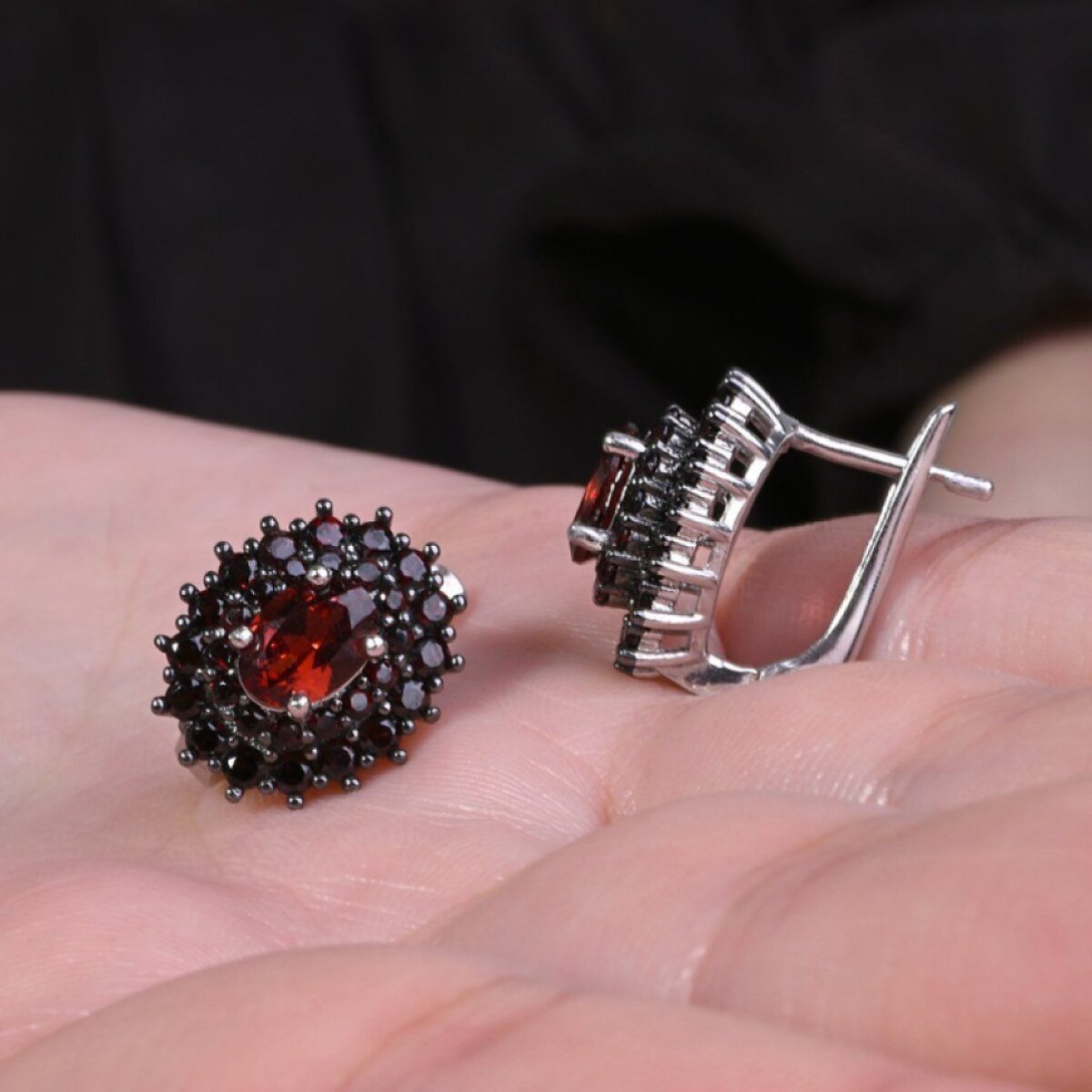 Stříbrné náušnice bohatě osazené granáty 11497.3