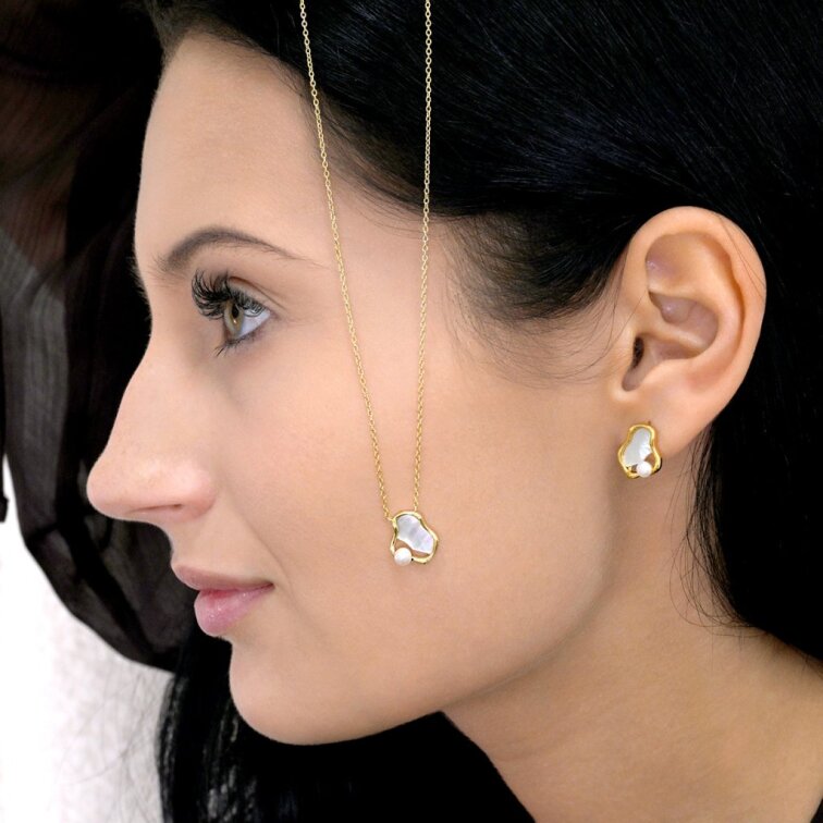 Pozlacený náhrdelník nepravidelného tvaru s říční perlou 22056.1