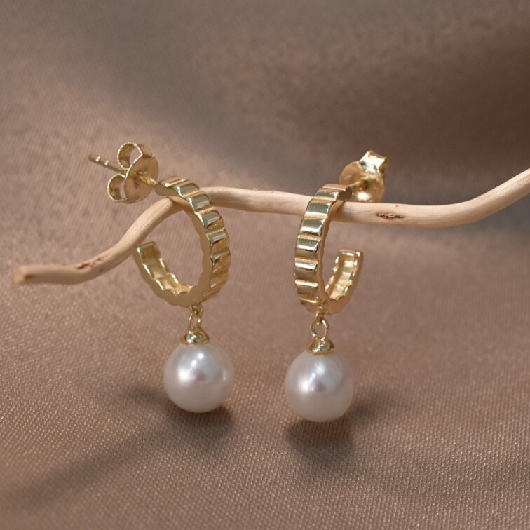 Pozlacené náušnice kruhy se zavěšenou říční perlou 21129.1