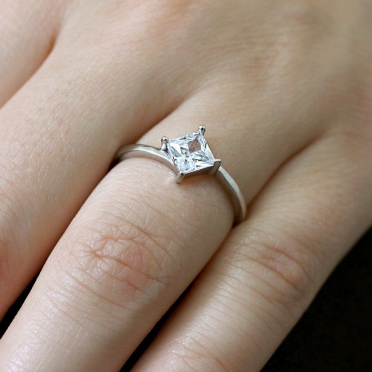 Strieborný prsteň so zirkónom štvorec biely 15006.1 crystal