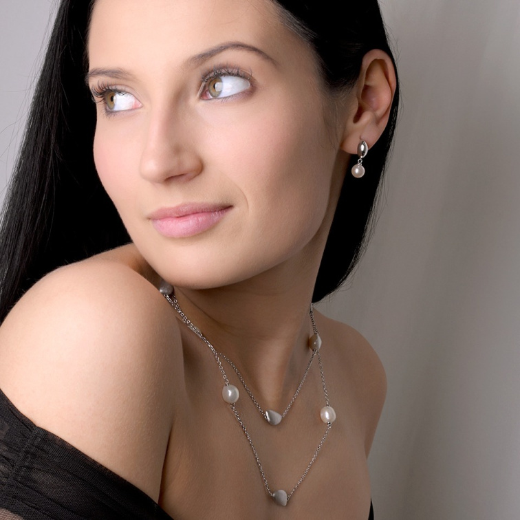 Strieborné náušnice so zavesenou riečnou perlou 21128.1