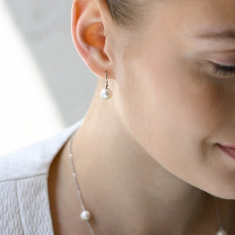 Stříbrné náušnice visací s bílou říční perlou 21044.1