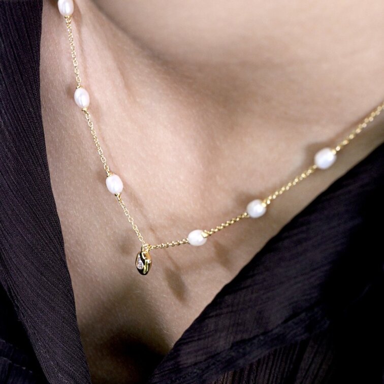 Pozlátený náhrdelník s riečnymi perlami a srdiečkom 22058.1
