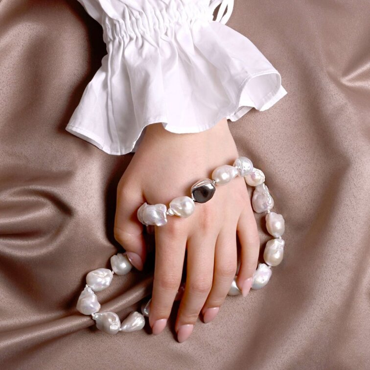 Strieborný perlový náhrdelník baroko 22061.1