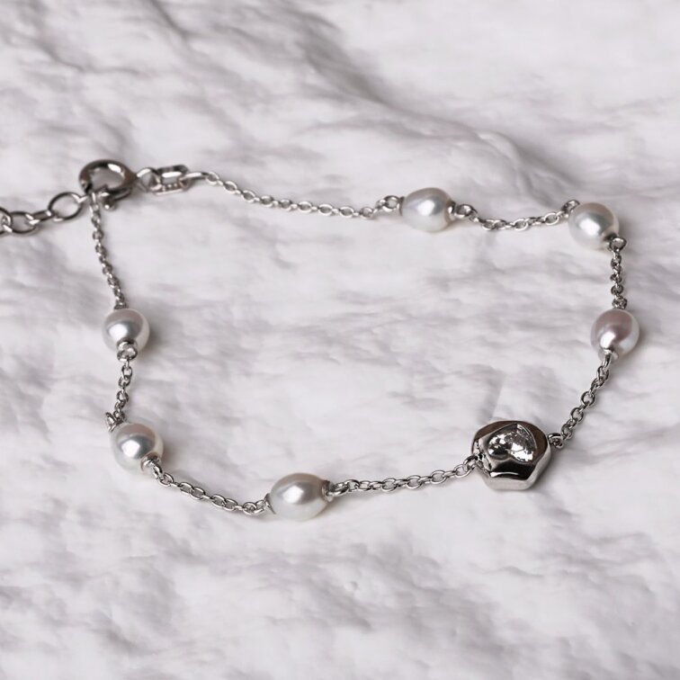 Strieborný náramok s riečnymi perlami 23032.1