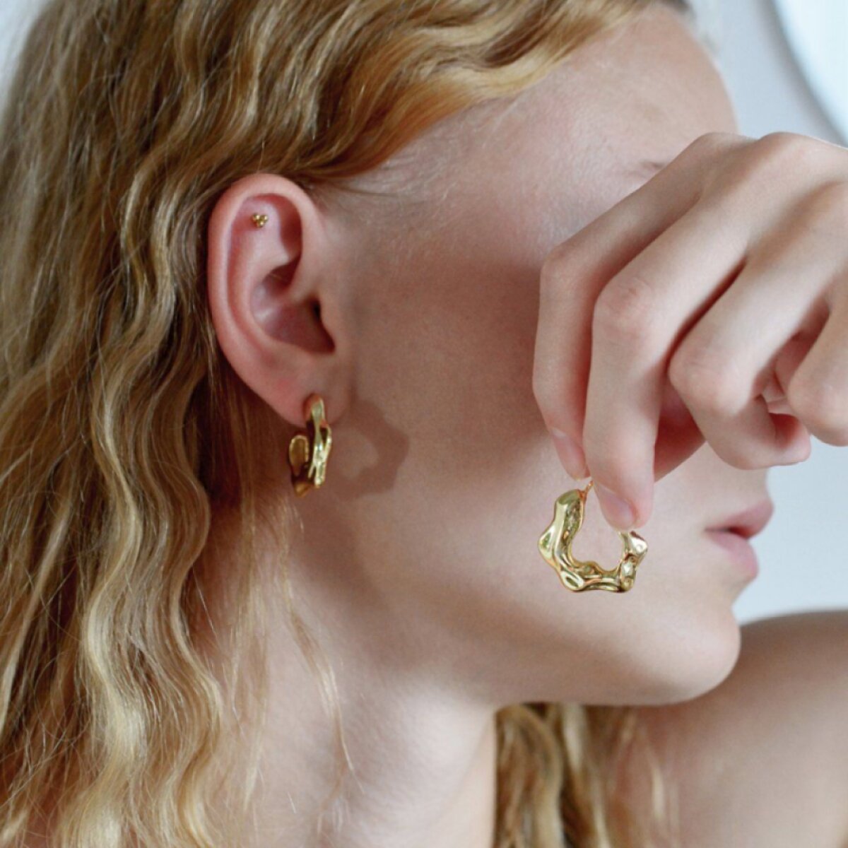 Pozlacené stříbrné náušnice nepravidelné kruhy 61110