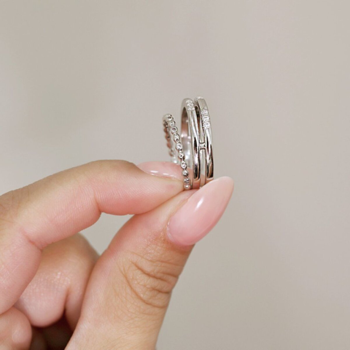 Stříbrný prsten vzorovaný se zirkonky 15005.1 crystal
