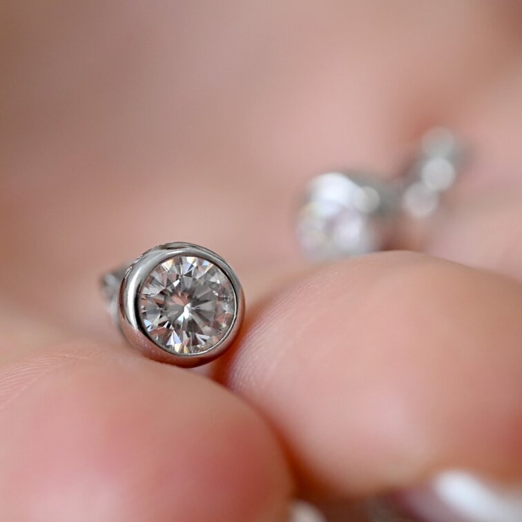 Strieborné náušnice AMELIA 11M00005 moissanite