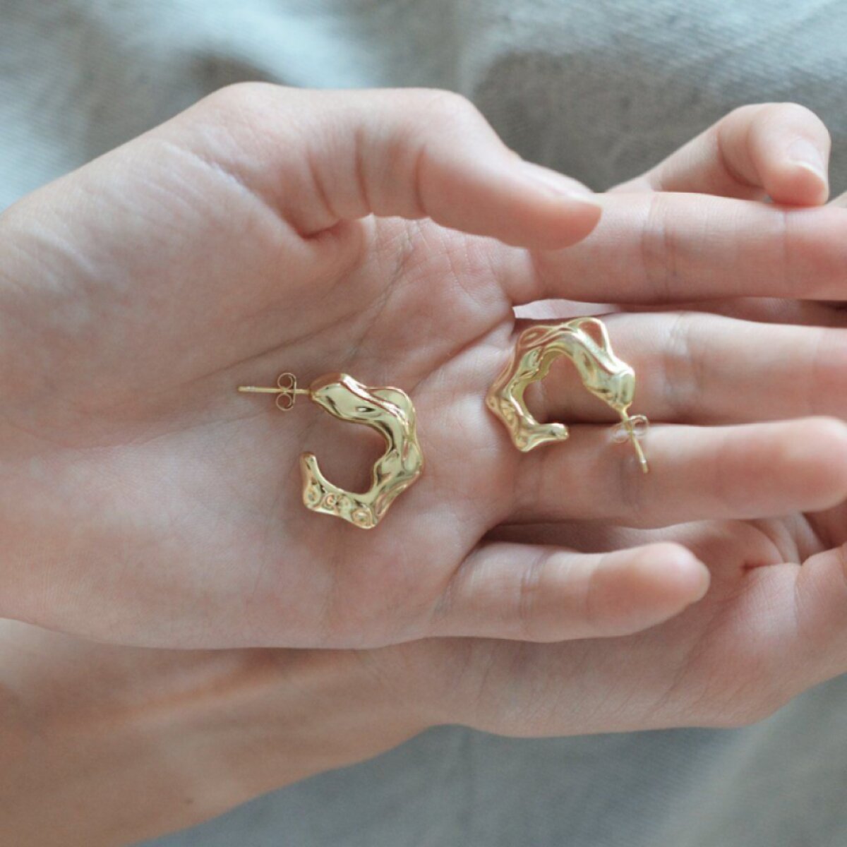 Pozlacené stříbrné náušnice nepravidelné kruhy 61110