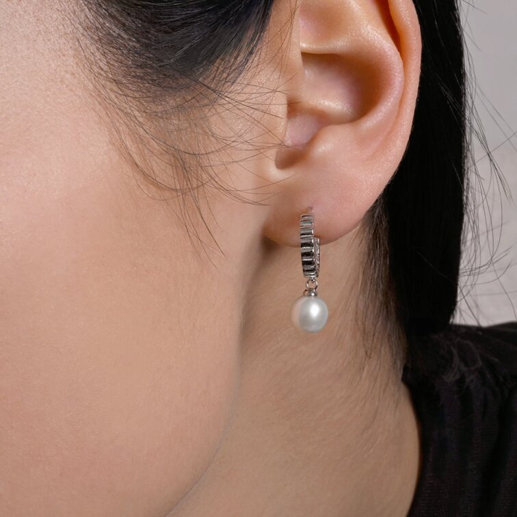 Strieborné náušnice so zavesenou riečnou perlou 21129.1