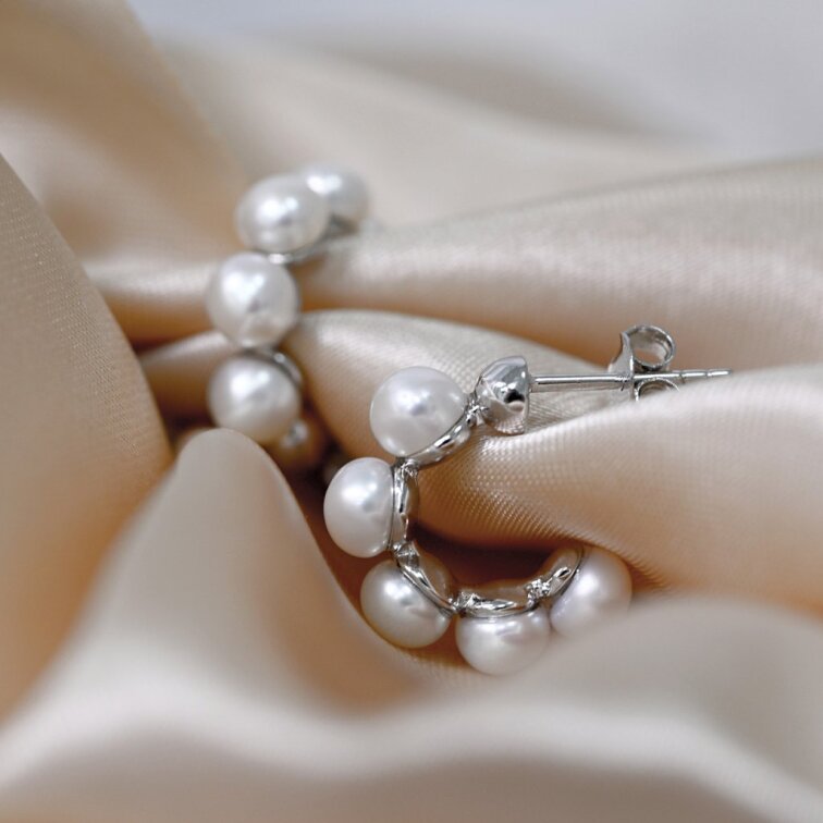 Strieborné náušnice kruhy s bielymi riečnymi perlami 21131.1