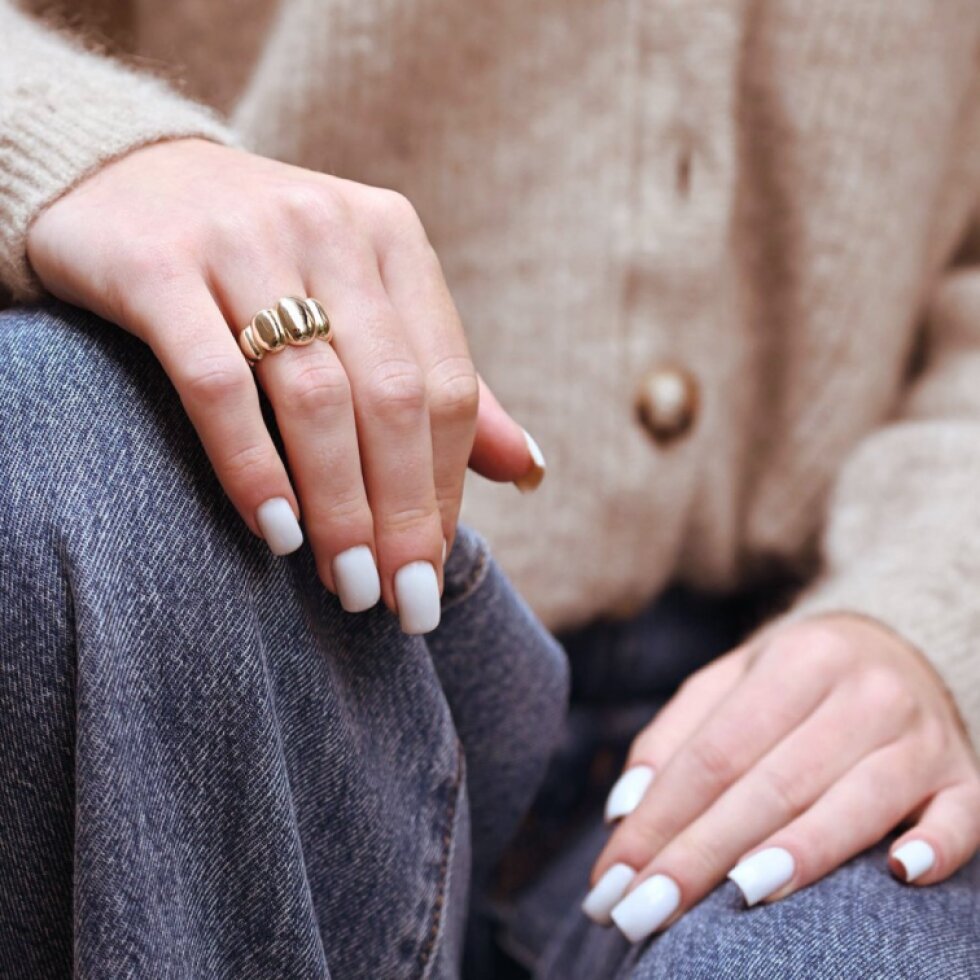 Pozlátený prsteň výrazného tvaru 65026