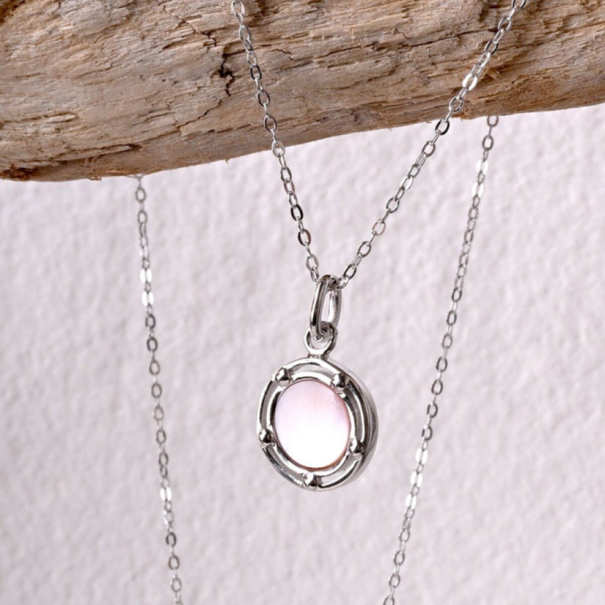 Stříbrný náhrdelník s růžovou perletí 12159.3