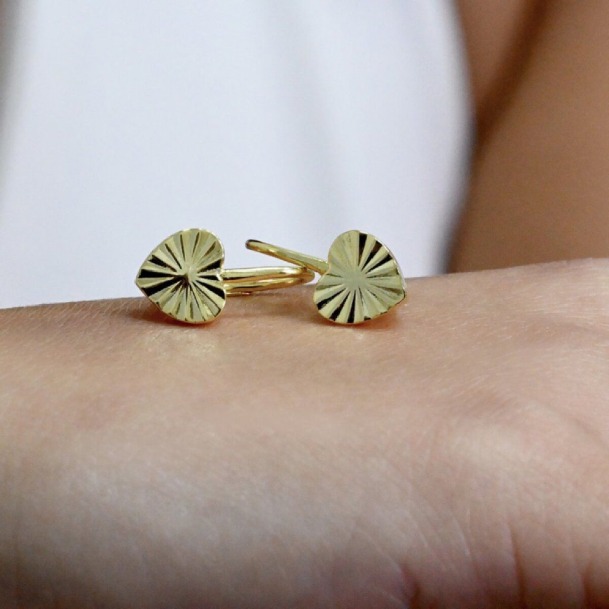 Pozlacené stříbrné náušnice srdíčka se vzorem 61022