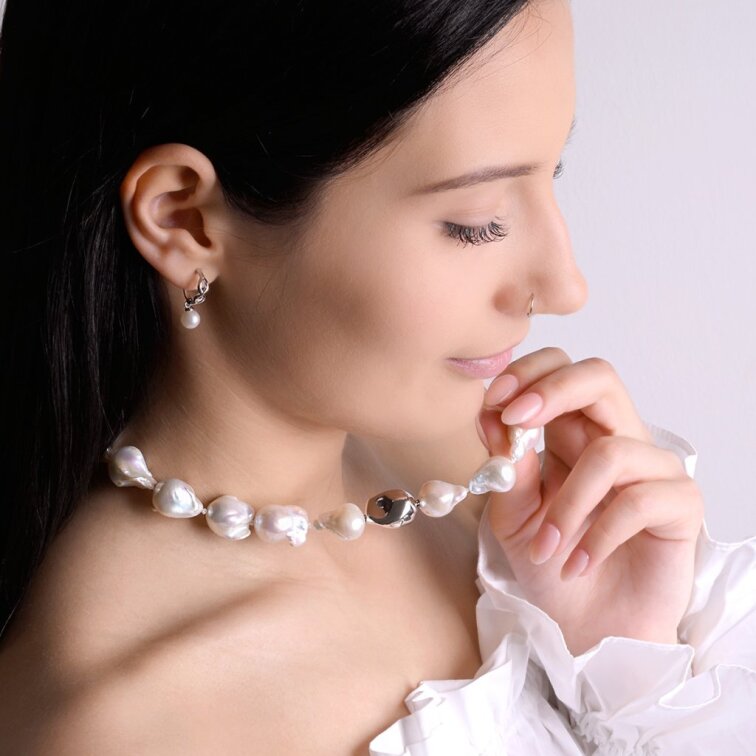 Strieborný perlový náhrdelník baroko 22061.1