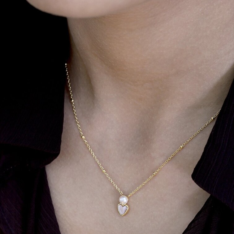 Pozlacený náhrdelník s říční perlou srdíčko 22055.1