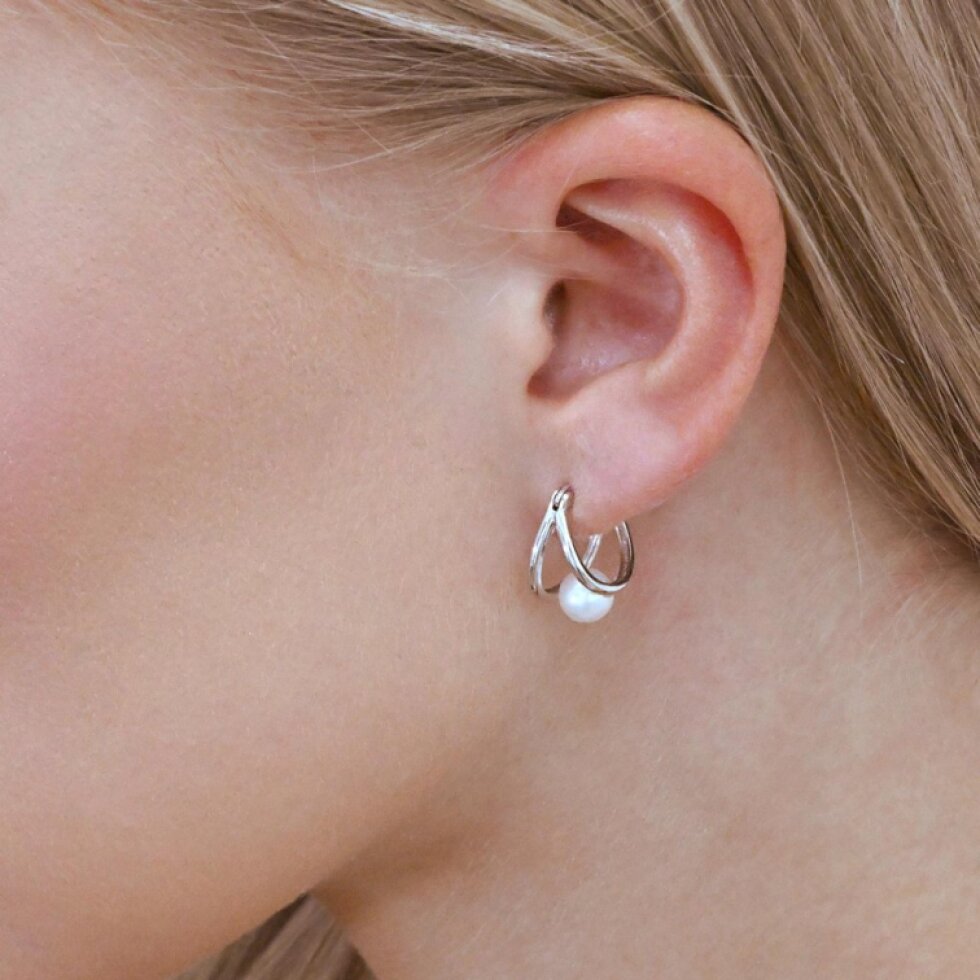 Strieborné náušnice kruhy s bielou riečnou perlou 21130.1