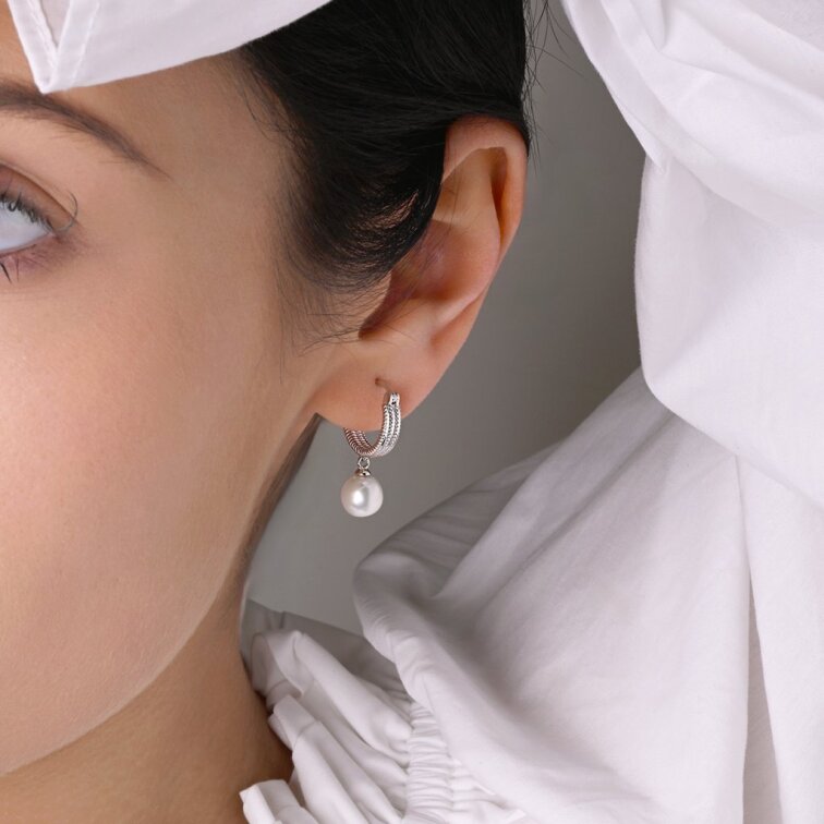 Strieborné náušnice kruhy so zavesenou riečnou perlou 21127.1